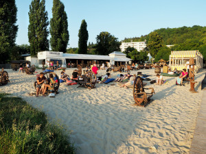 Žluté lázně vás vtáhnou do sportovní atmosféry. Letos nechybí hokej, fotbal ani olympiáda