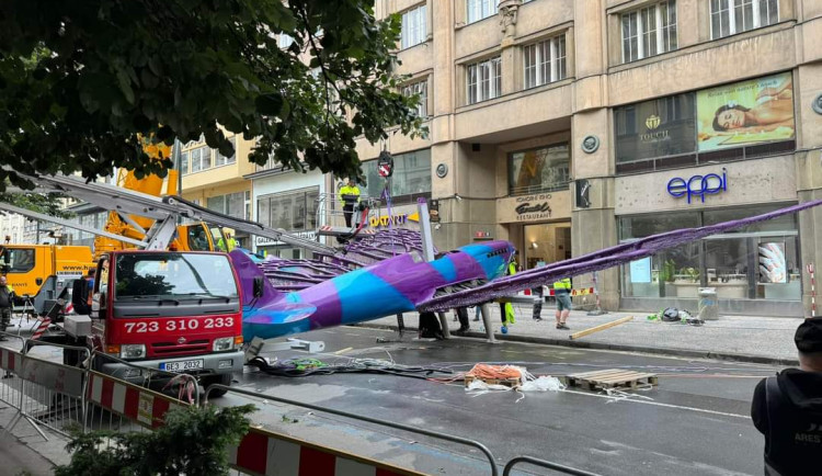 Na obchodní dům Máj dělníci nainstalovali motýly od Davida Černého