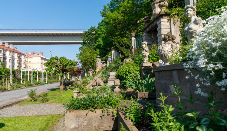 Umělecká zahrada pod Nuselským mostem je pro většinu Pražanů neznámá, slaví přitom už 100 let