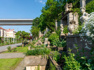 Umělecká zahrada pod Nuselským mostem je pro většinu Pražanů neznámá, slaví přitom už 100 let