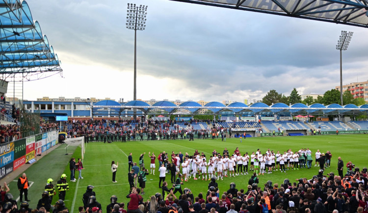 Rakušan chce s policií a pořadateli řešit bezpečnostní opatření na fotbalových stadionech