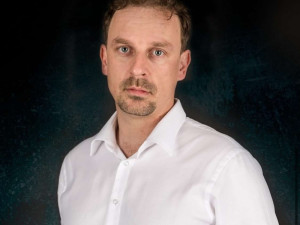 Policisté pořádají sbírku pro kamaráda. Po skoku do bazénu bojuje o život