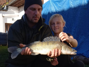 Policisté pořádají sbírku pro kamaráda. Po skoku do bazénu bojuje o život
