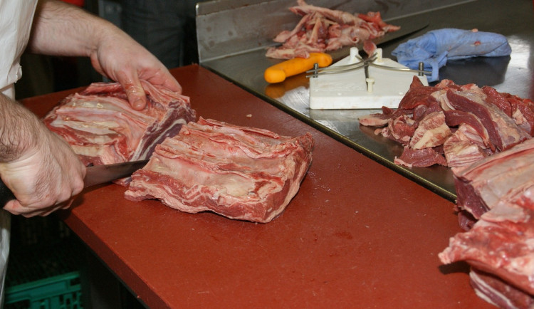 Drzý řezník milionářem, od roku 2022 okradl svého zaměstnavatele o miliony korun