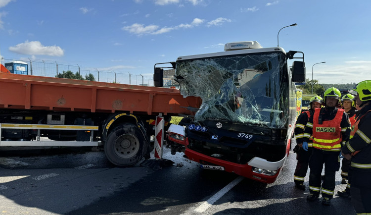 Střet autobusu s nákladním automobilem v Praze. Na místě je dvanáct zraněných