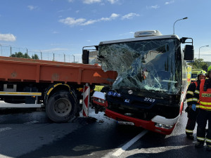 VIDEO: Střet autobusu s nákladním automobilem v Praze. Jedenáct zraněných odvezli do nemocnic