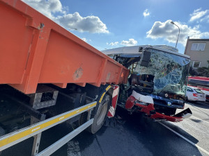 Střet autobusu s nákladním automobilem v Praze. Na místě je dvanáct zraněných