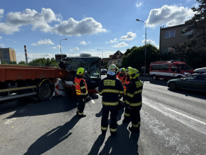 Střet autobusu s nákladním automobilem v Praze. Na místě je dvanáct zraněných
