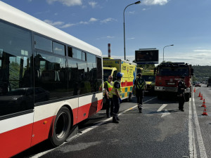 Střet autobusu s nákladním automobilem v Praze. Na místě je dvanáct zraněných