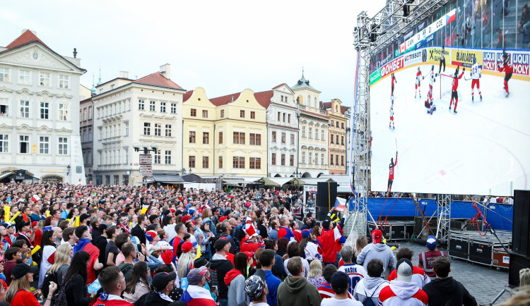 Nedělní zápasy hokejového mistrovství budou promítat na Staroměstském náměstí. Akce tam omezí dopravu