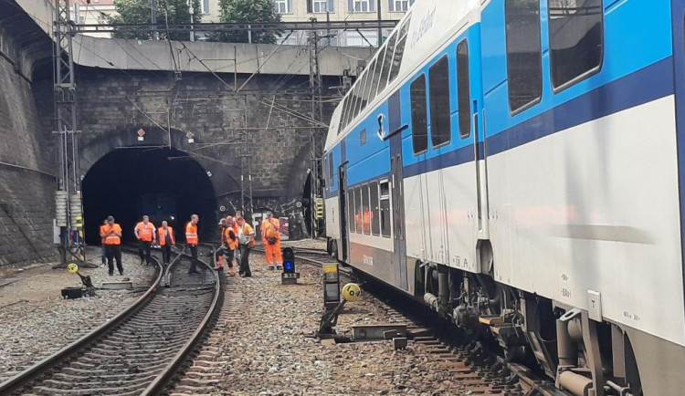 V Praze se srazil osobní vlak s lokomotivou, škoda je víc než sto milionů