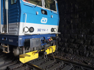 V Praze se srazil osobní vlak s lokomotivou, škoda je víc než sto milionů