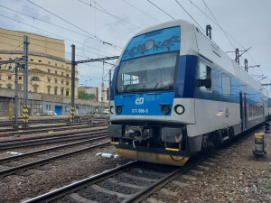 V Praze se srazil osobní vlak s lokomotivou, škoda je víc než sto milionů