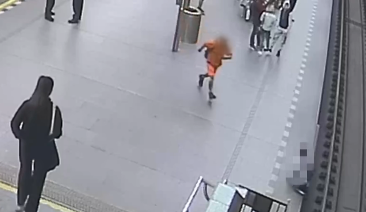 VIDEO: Neznámý muž pohotovou reakcí zachránil život ženě chystající se skočit pod metro