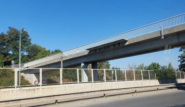 Silničáři podepřou v Praze 3 lávku pro pěší přes ulici Pod Krejcárkem