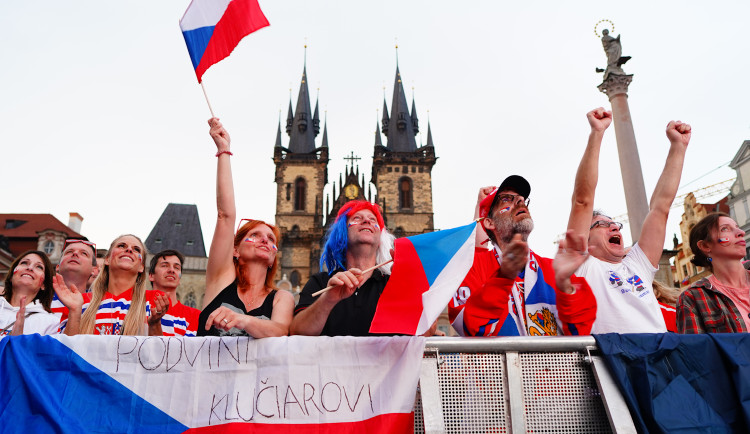 VIDEO: Na Staroměstském náměstí fandí českým hokejistům tisíce lidí