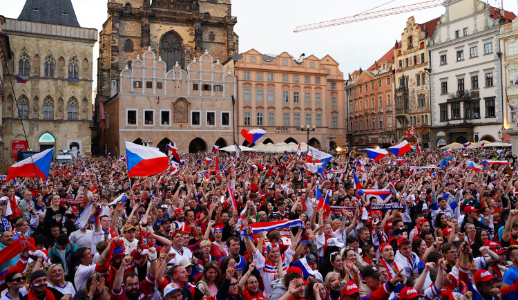 VIDEO: Na Staroměstském náměstí fandí českým hokejistům tisíce lidí. Záchranáři raději přistavili speciál Fénix