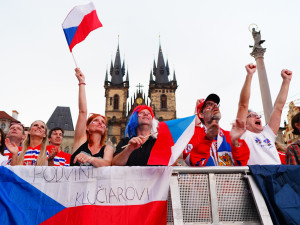 Na Staroměstském náměstí fandí českým hokejistům tisíce lidí