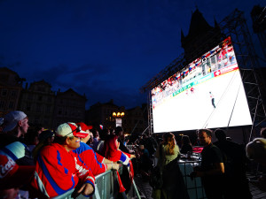 VIDEO: Na Staroměstském náměstí fandí českým hokejistům tisíce lidí. Záchranáři raději přistavili speciál Fénix