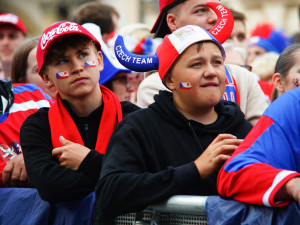 VIDEO: Na Staroměstském náměstí fandí českým hokejistům tisíce lidí. Záchranáři raději přistavili speciál Fénix