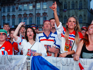 VIDEO: Na Staroměstském náměstí fandí českým hokejistům tisíce lidí. Záchranáři raději přistavili speciál Fénix