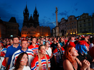 VIDEO: Na Staroměstském náměstí fandí českým hokejistům tisíce lidí. Záchranáři raději přistavili speciál Fénix