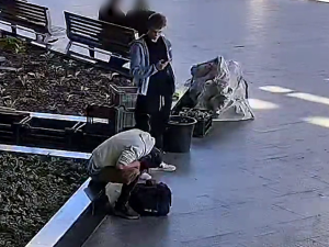 VIDEO: Zloděj okradl spícího muže. Čekal, až mu spadne telefon