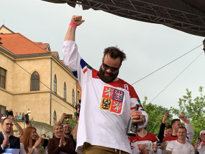 VIDEO: Kdo neskáče, není Čech! Tisíce fanoušků slaví v centru Prahy s českými hokejisty zlatou medaili