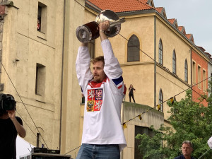 VIDEO: Kdo neskáče, není Čech! Tisíce fanoušků slaví v centru Prahy s českými hokejisty zlatou medaili