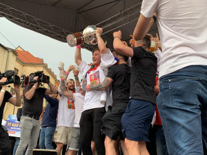 VIDEO: Kdo neskáče, není Čech! Tisíce fanoušků slaví v centru Prahy s českými hokejisty zlatou medaili