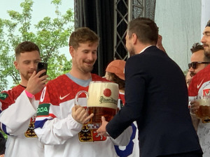 FOTOGALERIE: Pivní sprcha, šampaňské v poháru. Zlatí hoši řádili na Staroměstském náměstí