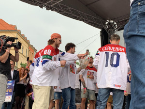 FOTOGALERIE: Pivní sprcha, šampaňské v poháru. Zlatí hoši řádili na Staroměstském náměstí