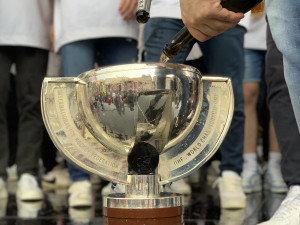 FOTOGALERIE: Pivní sprcha, šampaňské v poháru. Zlatí hoši řádili na Staroměstském náměstí