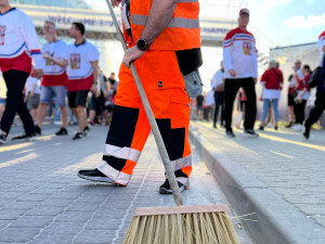 Popeláři odvezli od O2 areny 30 velkých kontejnerů a 156 popelnic odpadků