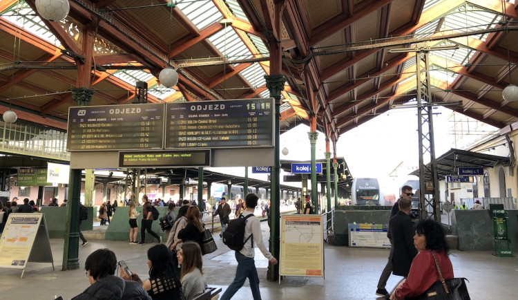 Policie kvůli nálezu podezřelého zavazadla vyklidila Masarykovo nádraží
