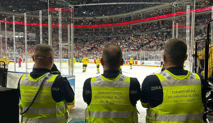 Kolapsy a pády. Pražští záchranáři ošetřili během hokejového šampionátu tři stovky lidí