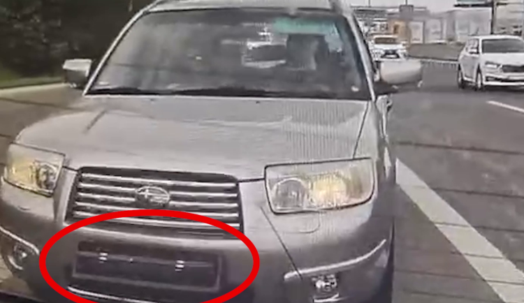 VIDEO: Řidič si hrál na tajného agenta. Tlačítkem za jízdy měnil poznávací značky
