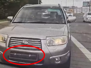 VIDEO: Řidič si hrál na tajného agenta. Tlačítkem za jízdy měnil poznávací značky