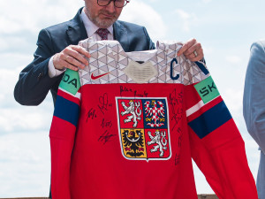 Je to fantastická reklama pro Českou republiku. Premiér Fiala ocenil zlaté hokejisty medailí Karla Kramáře