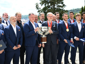 Je to fantastická reklama pro Českou republiku. Premiér Fiala ocenil zlaté hokejisty medailí Karla Kramáře