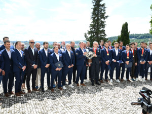 Je to fantastická reklama pro Českou republiku. Premiér Fiala ocenil zlaté hokejisty medailí Karla Kramáře