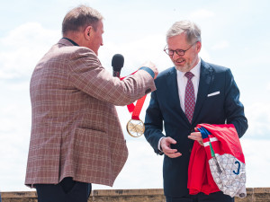 Je to fantastická reklama pro Českou republiku. Premiér Fiala ocenil zlaté hokejisty medailí Karla Kramáře