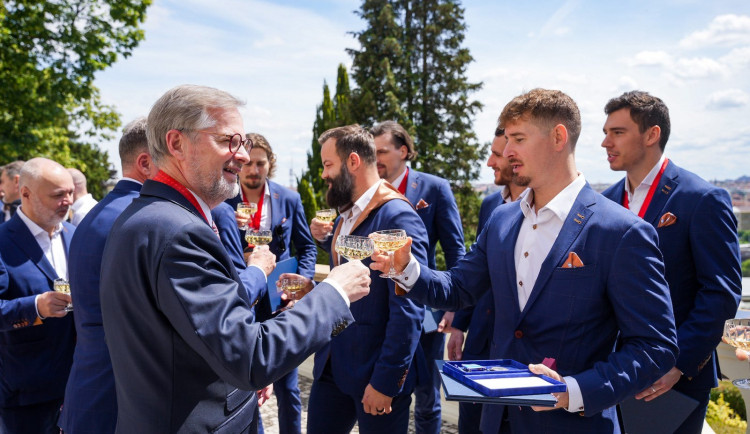 Premiér dal hokejistům pamětní medaili Karla Kramáře.