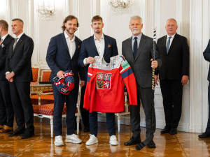 Prezident Pavel přijal na Pražském hradě zlaté hokejisty, dostal medaili, dres a hokejku