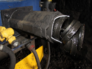 VIDEO: Policie hledá svědky srážky vlaku a lokomotivy na hlavním nádraží. Nehodu se škodou za sto milionů vyšetřují jako trestný čin