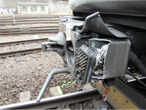 VIDEO: Policie hledá svědky srážky vlaku a lokomotivy na hlavním nádraží. Nehodu se škodou za sto milionů vyšetřují jako trestný čin