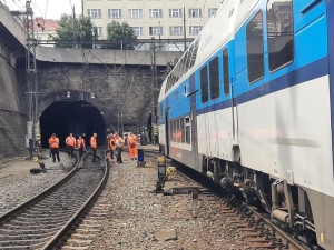 VIDEO: Policie hledá svědky srážky vlaku a lokomotivy na hlavním nádraží. Nehodu se škodou za sto milionů vyšetřují jako trestný čin