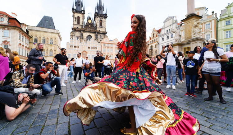 FOTOGALERIE: Prahou prošli v rámci festivalu Khamoro romští hudebníci a tanečnice