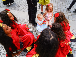 FOTOGALERIE: Prahou prošli v rámci festivalu Khamoro romští hudebníci a tanečnice