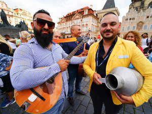 FOTOGALERIE: Prahou prošli v rámci festivalu Khamoro romští hudebníci a tanečnice